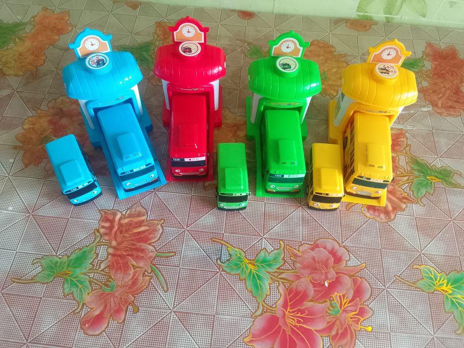 Продам игрушки цветные автобусы с гаражами