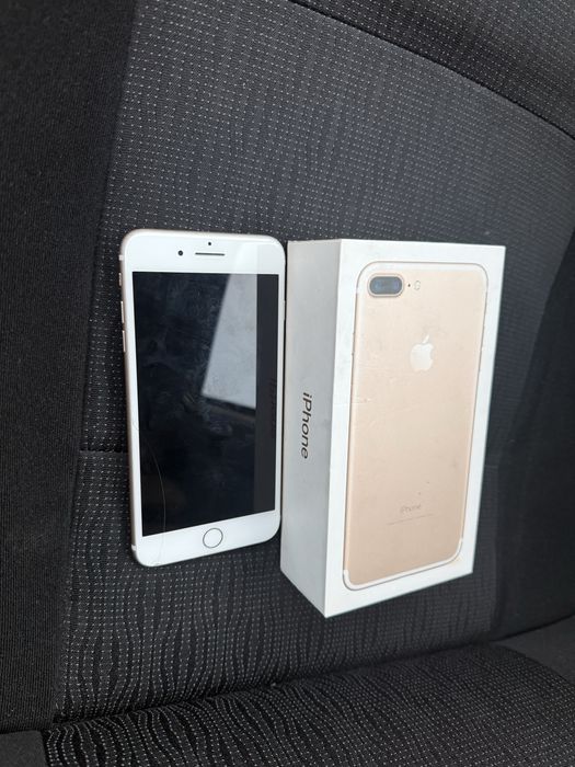 Iphone 7+ золотистом свете