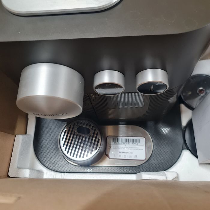 Vând aparat cafea nespresso expert&milk