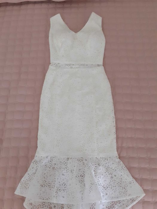 Елегантна бяла рокля