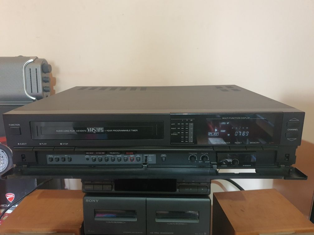 se vinde videorecorder Schneider stereo hi-fi svc 580rc de colecție