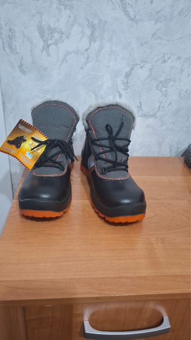 Продам ботинки зимние и осень-весна новые