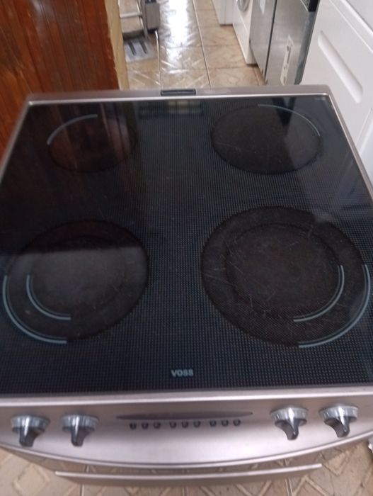 Уникална свободно стояща печка с керамичен плот Voss