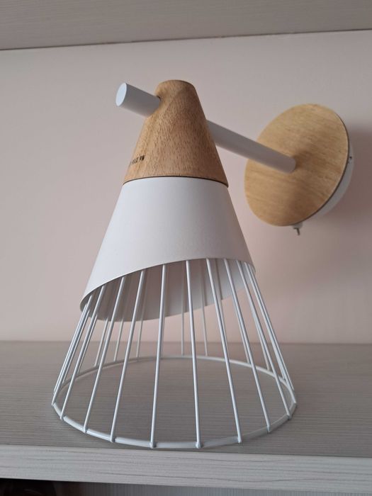Лампа за стена в бяло и светло дърво
