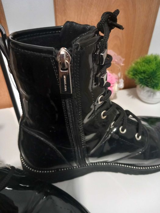 Боти от естествен лак Michael kors