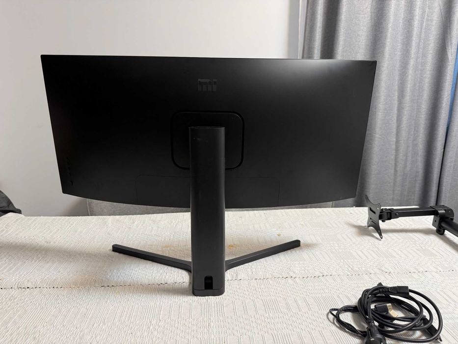 Monitor Xiaomi 34" ultrawide, 144Hz.