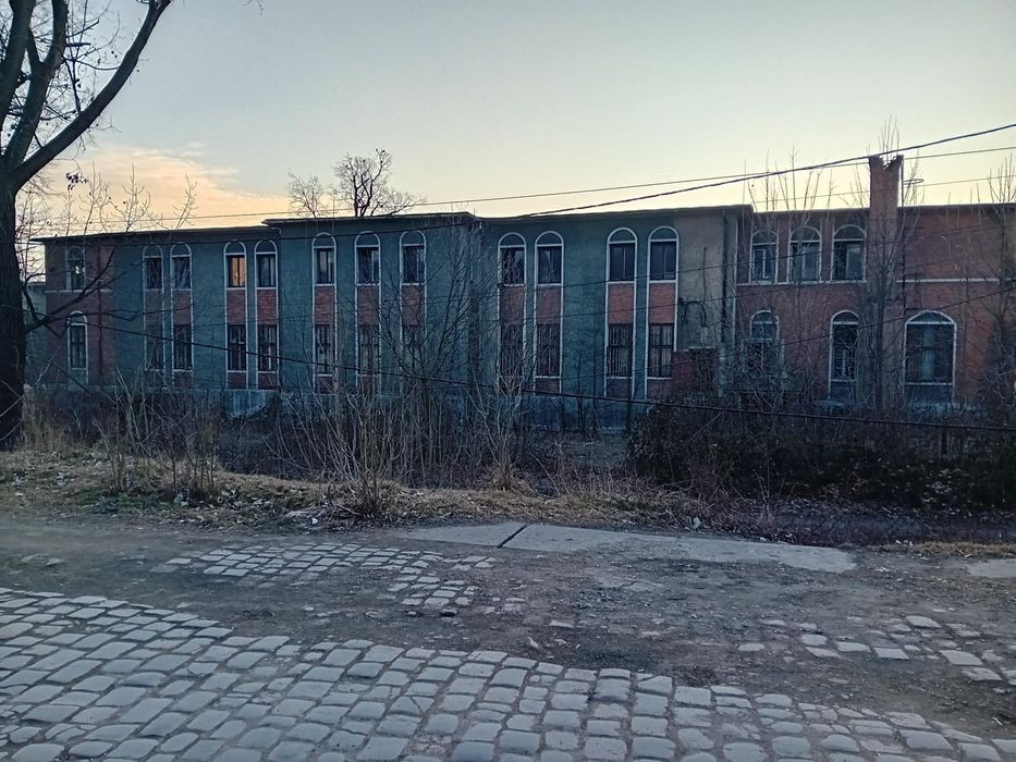 Vând cladire 40 camere