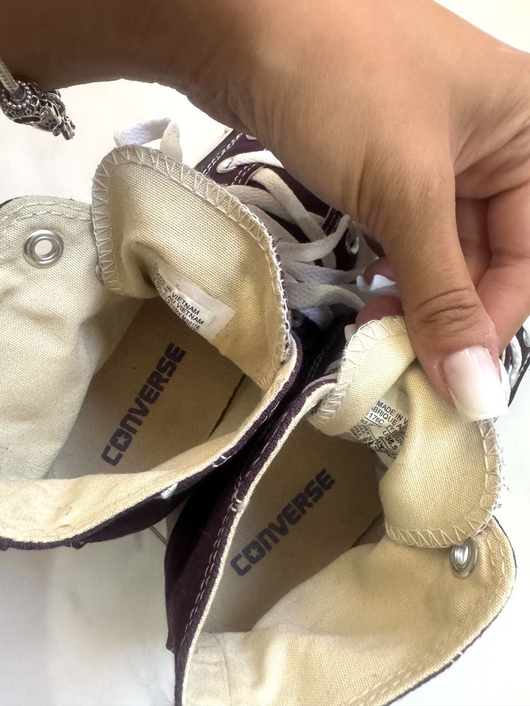 Se pune la vanzare perechea de sneakersi CONVERSE Visinii originali !!