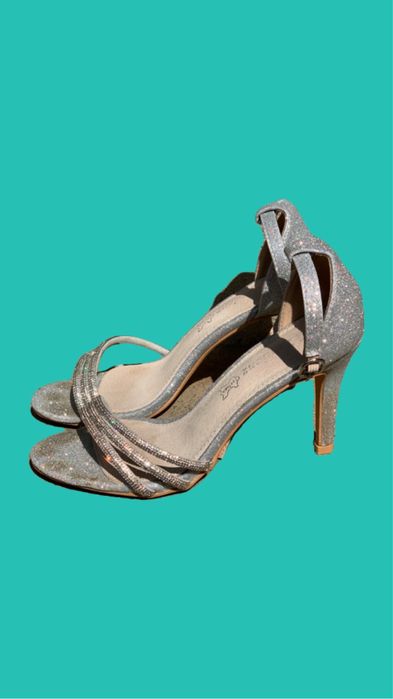 Сандали на висок ток