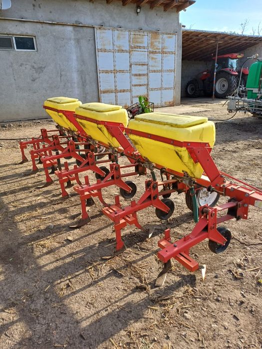 Vânnd diverse utilaje agricole.