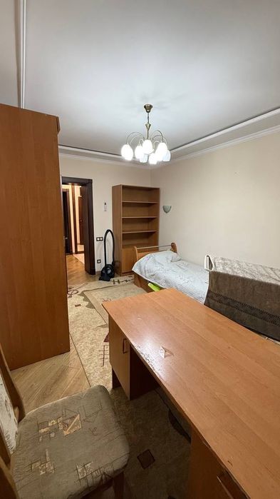 Сдам 3х квартиру на втором этаже кирпичного дома ( ЦУМ) на долгий срок