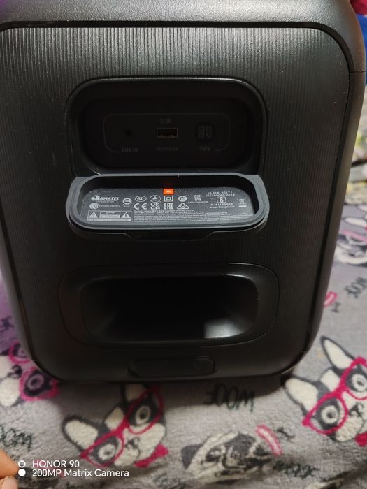 Vând boxa jb in stare buna