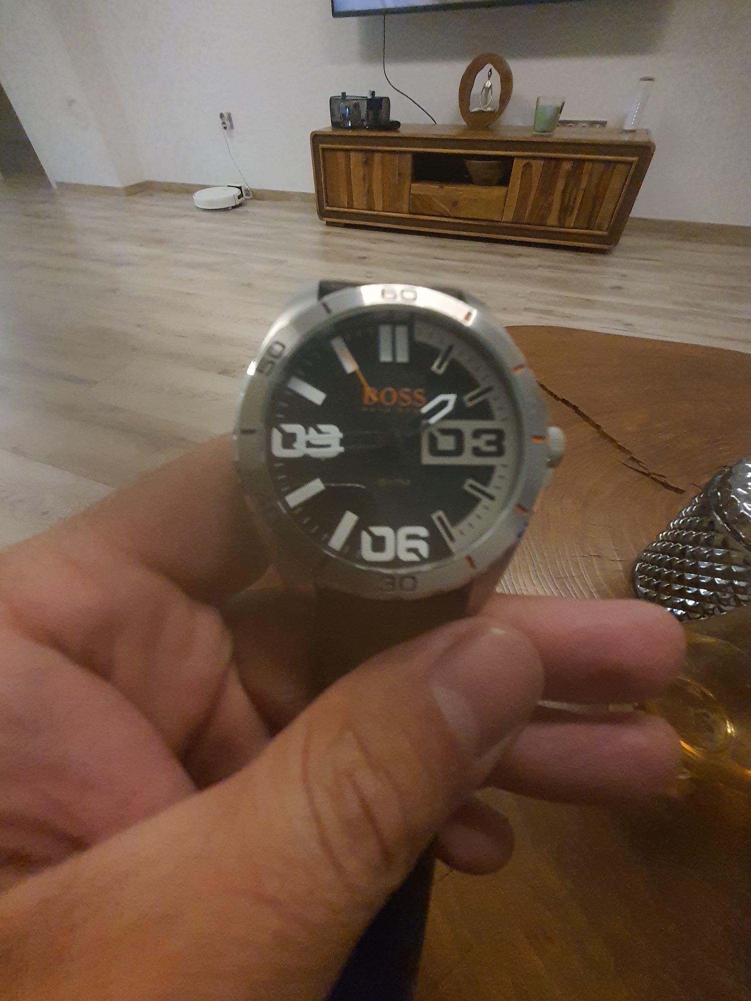 Продавам часовник хюго босс