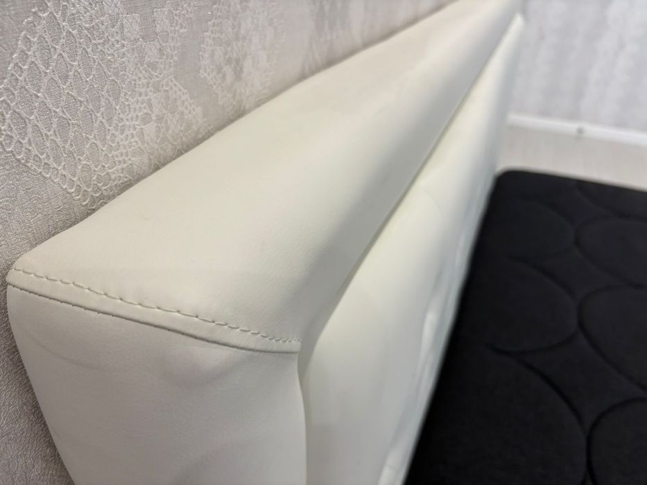 Кровать вместе с ортопедическим матрасом в идеальном состоянии