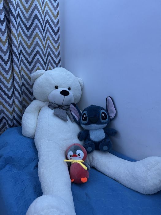 белая большая мишка.