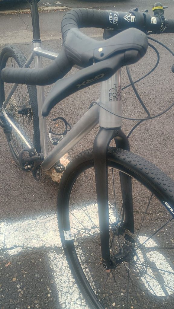Vând bicicletă gravel personalizată