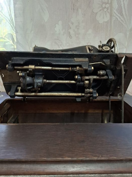 Mașină cusut veche industriala bazată pe Singer