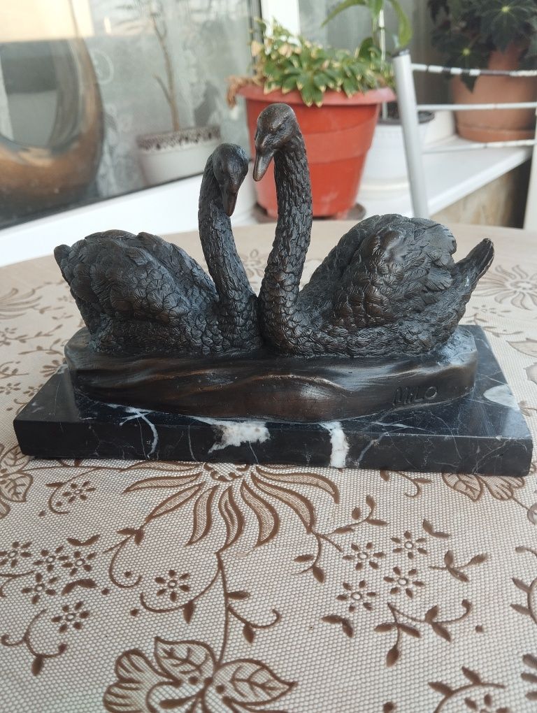 Бронзова скулптура на лебеди