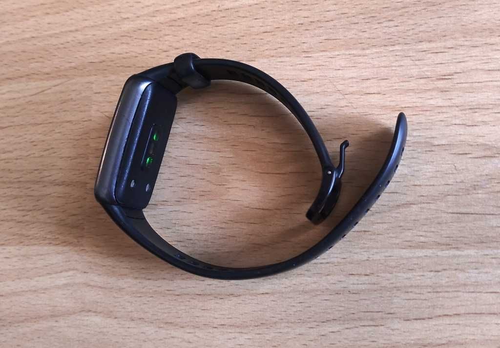 Смарт часовник Huawei Band 6, не работят, на части, каишка