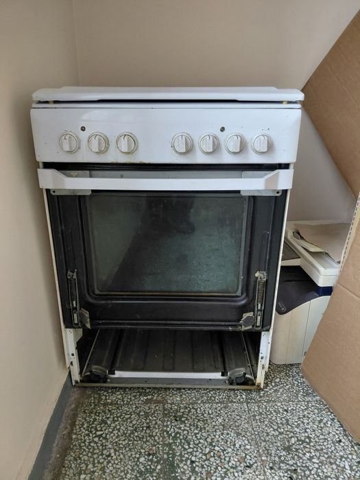 Печка Indesit-280 лева.