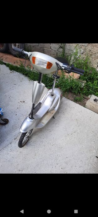 Vand scuter în stare destul de buna