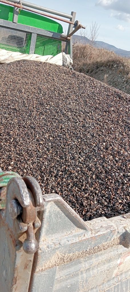 Aduc materiale din balestiera nisip, pietriș, pământ, beton