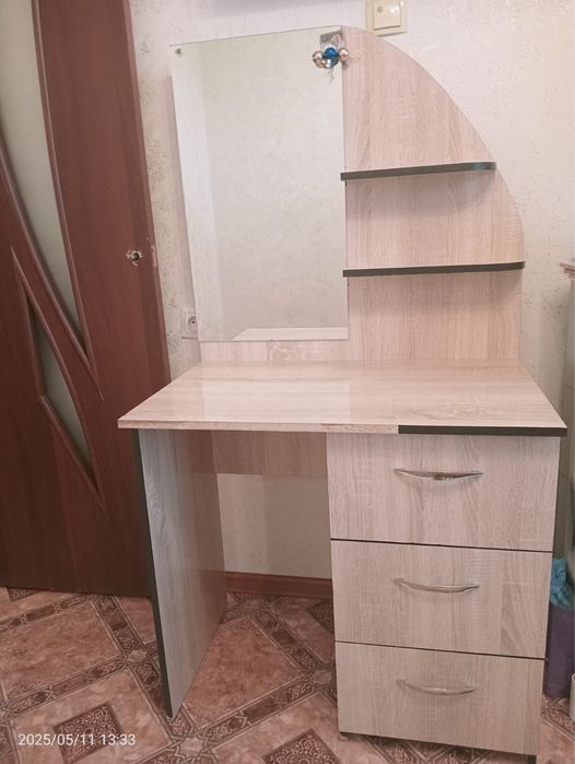 Трюмо с зеркалом