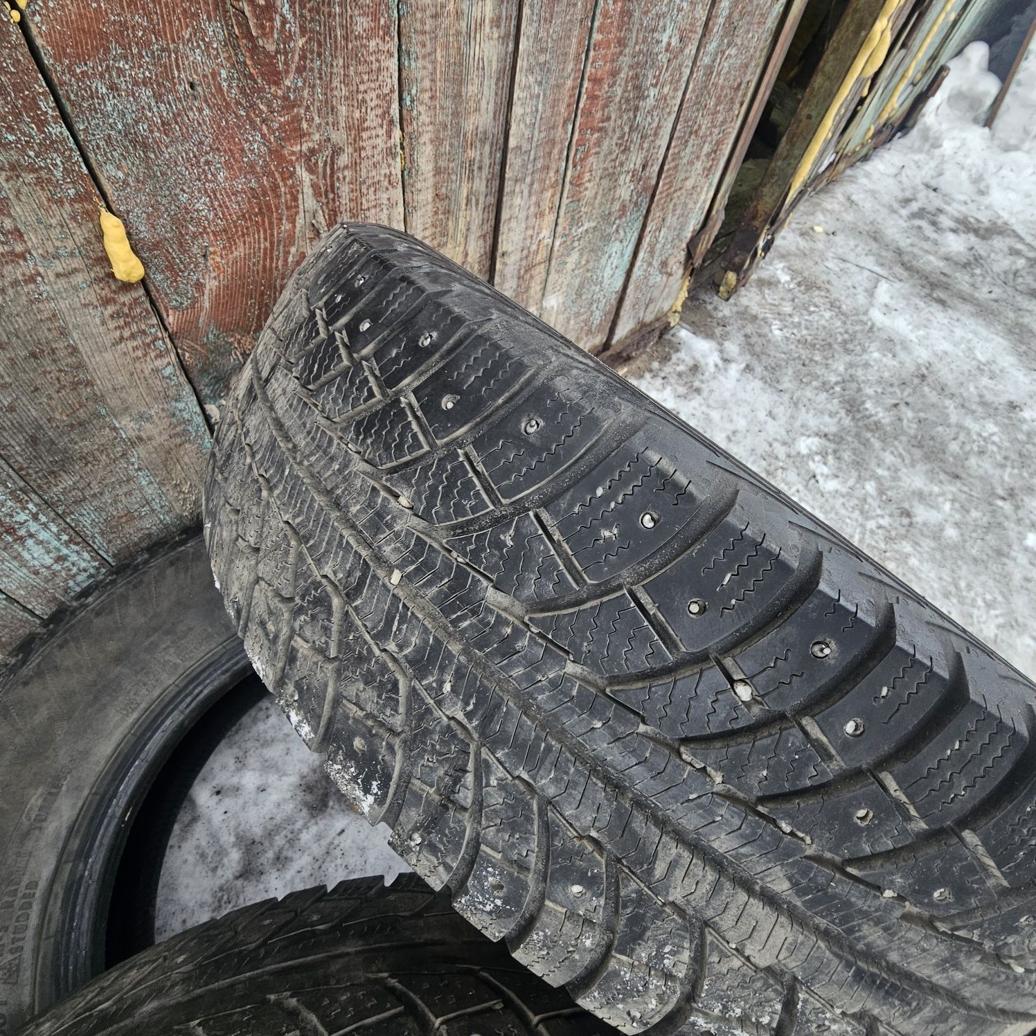 Продам шины 215,70,16
