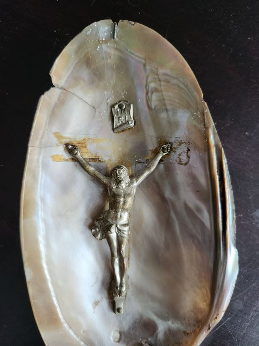 Винтидж разпятие в мида