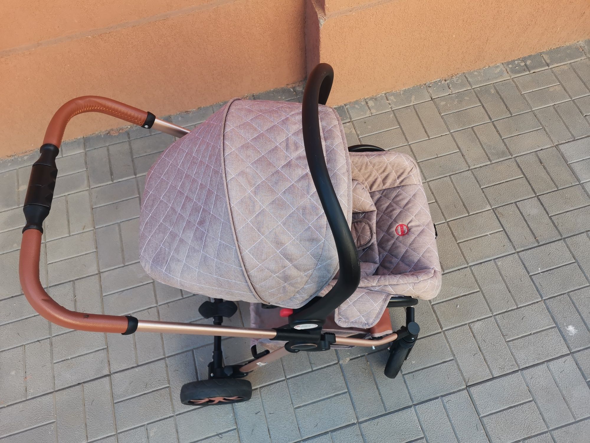 Cărucior bebeluși impecabil