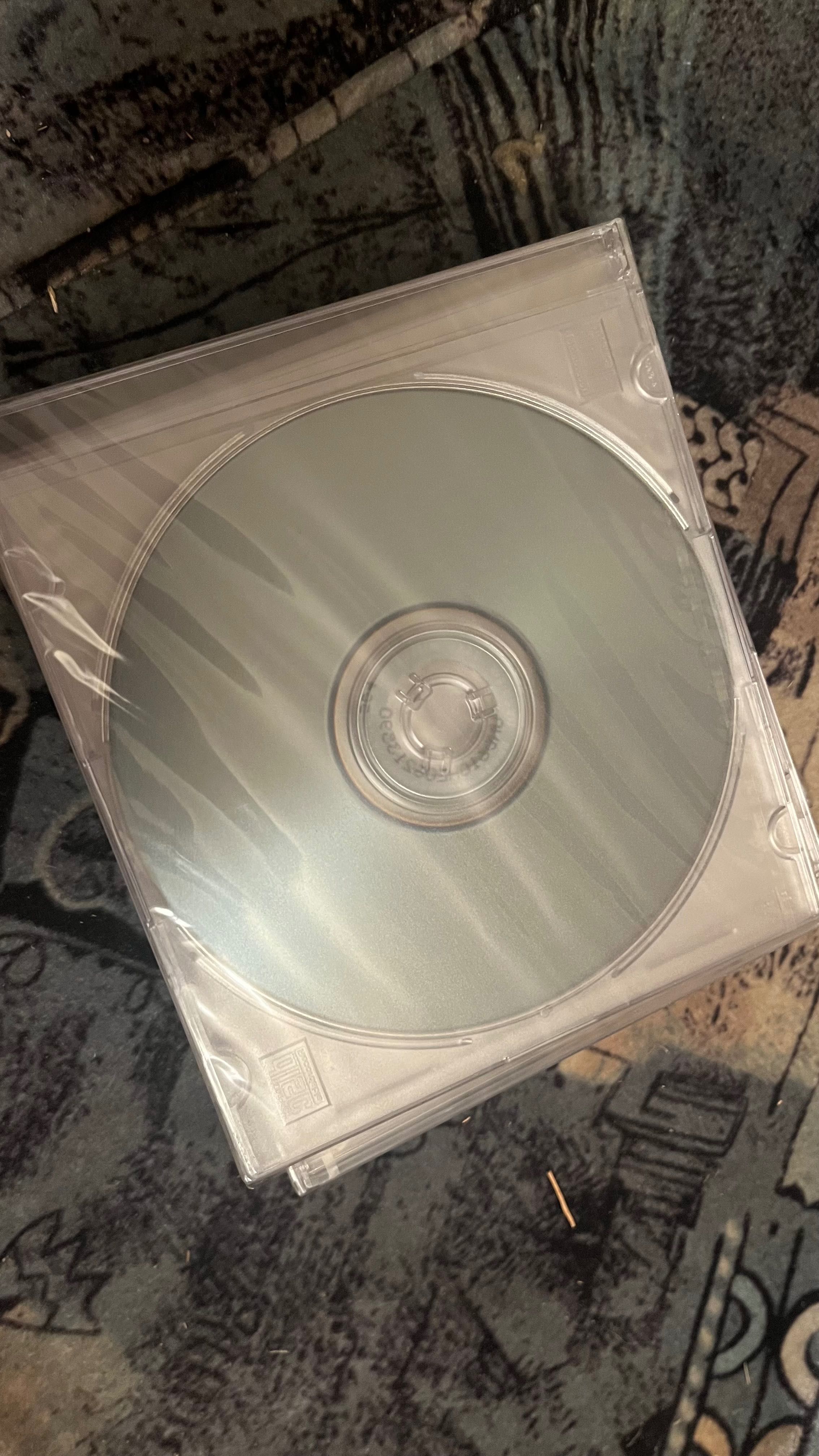 100 CD-uri goale noi sigilate