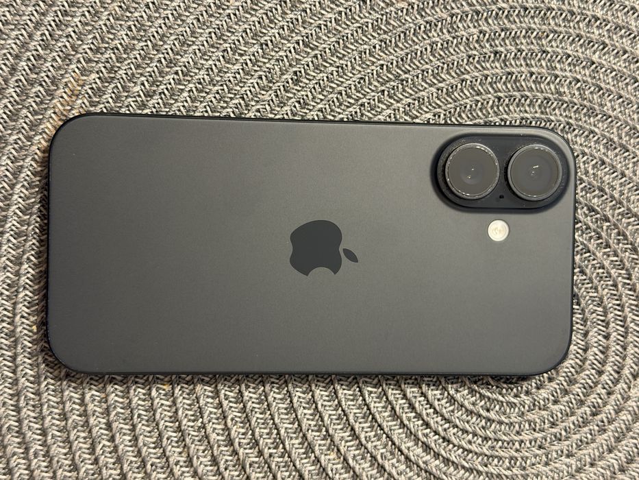 Iphone 16, 128gb, negru, aprape nou, folosit cateva luni, baterie 96%