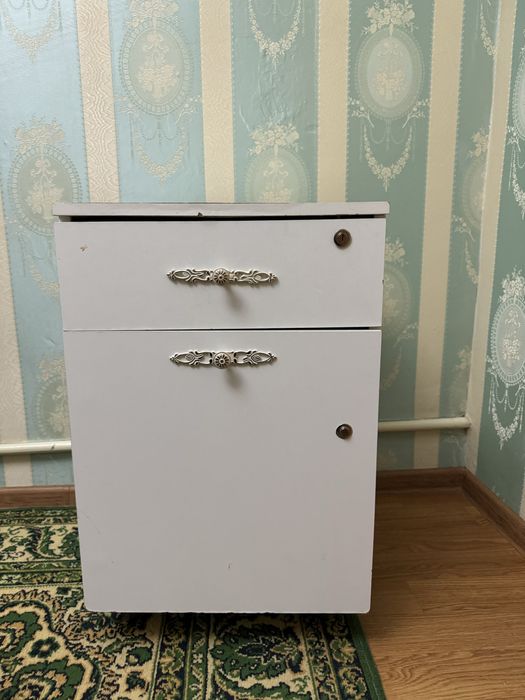 Тумбы, маникюрные столы