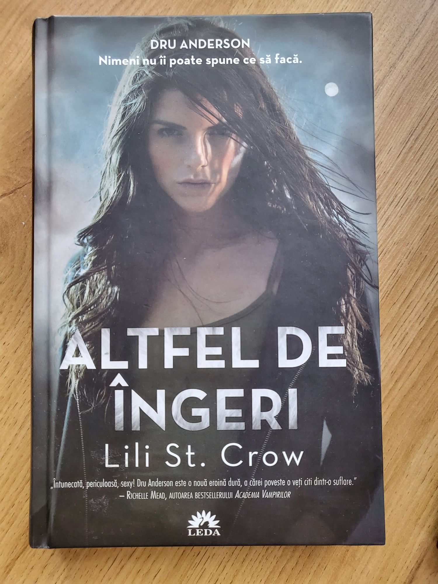 Seria Altfel de îngeri - Lili St. Crow