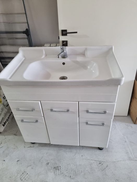 Раковина с  тумбой и с подвесным зеркалом