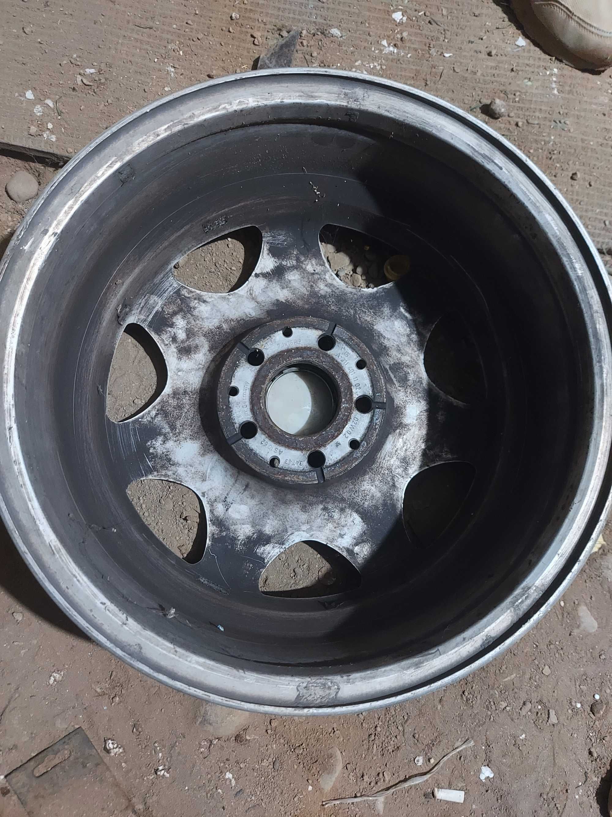 Продам шипованную резину с дисками, оригинал