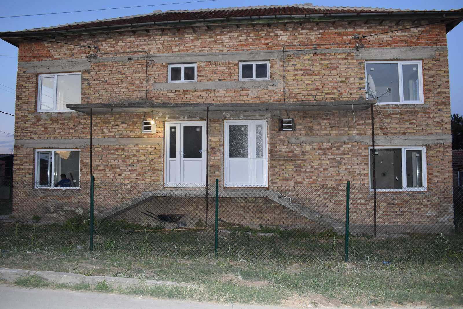 Продава се двуетажна масивна къща