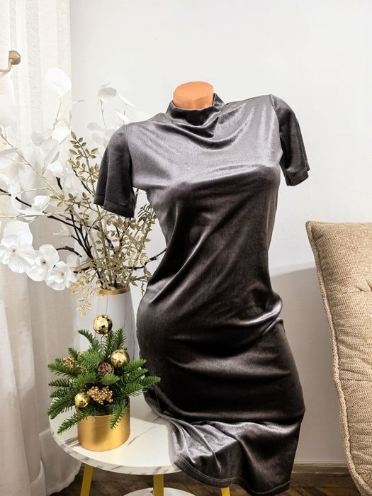 Rochie Zara catifea mărimea M nouă