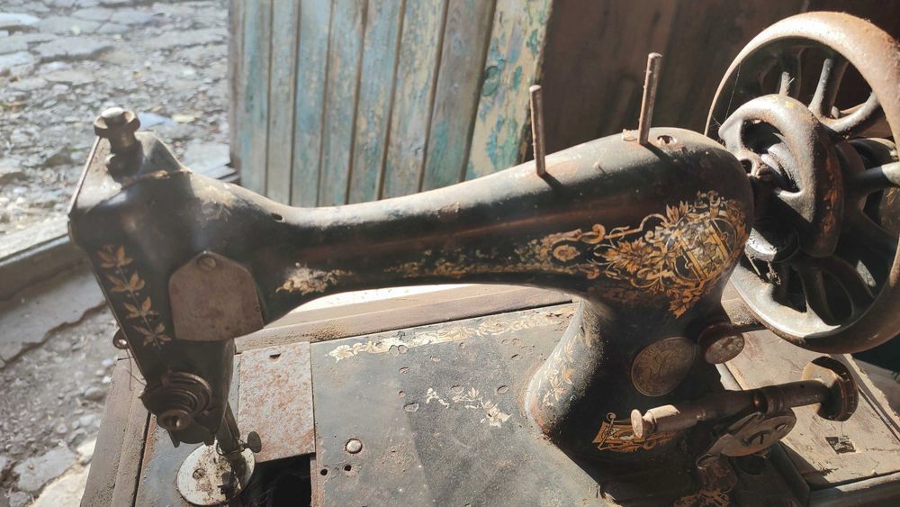 Антикварна ръчна машина за шиене.