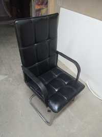 Офисное кресло чёрное с подлокотниками