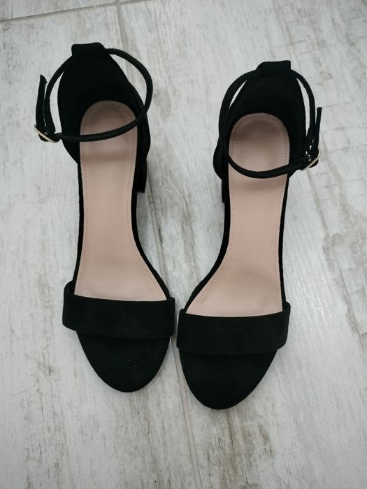 De vânzare sandale noi mărimea 38