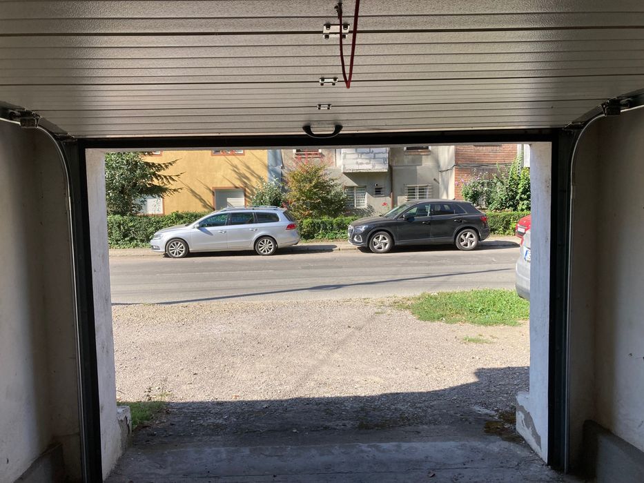 Vând Poarta Garaj motorizata cu telecomanda