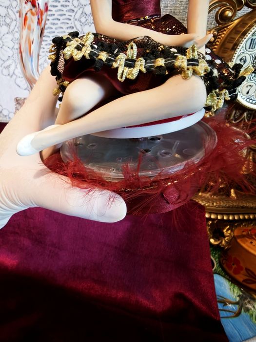 Прелесная фарфоровая кукла на музыкальной подножке