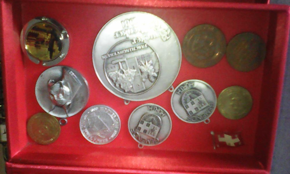 Medali ,decorati,insigne etc din argint si ale materiale la buc