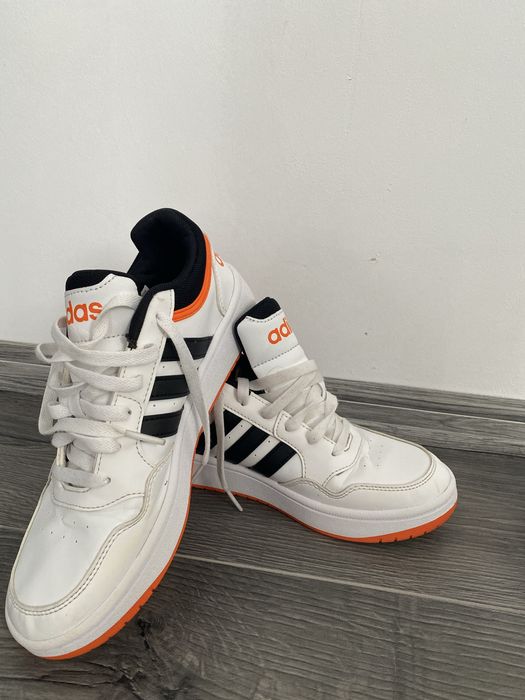 Adidasi marimea 38  Prețul 70 de lei