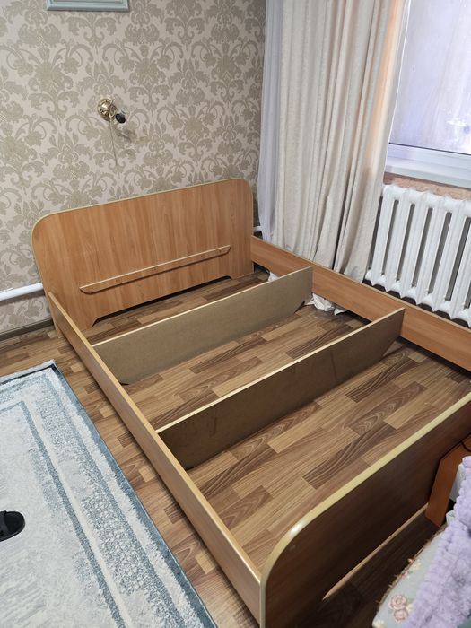 Продается двухспальная кровать с матрасом