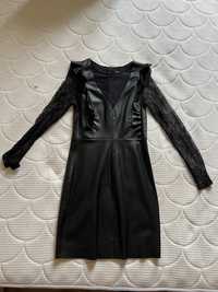 Черена кожена рокля с тюлени ръкави
