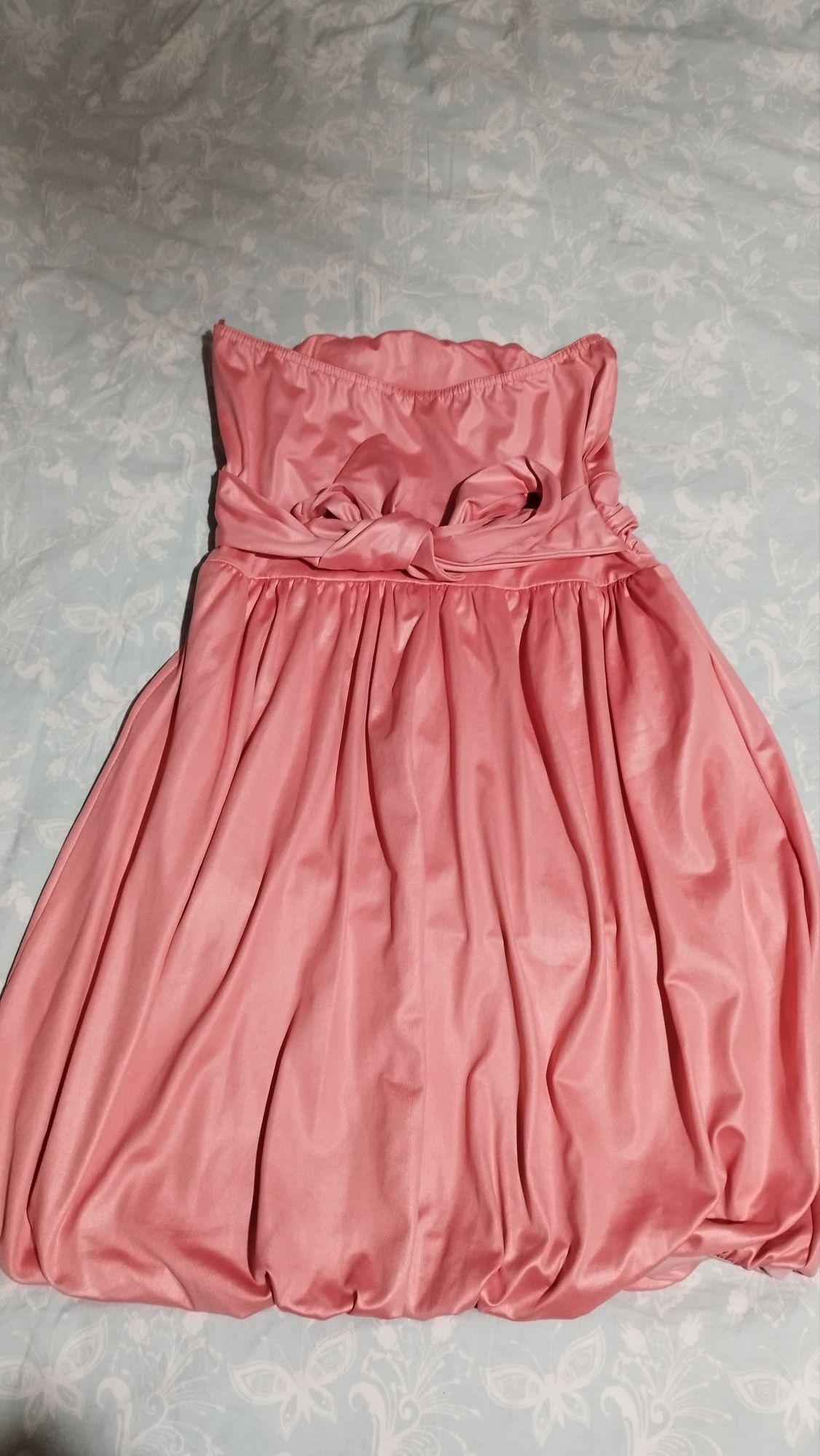 Розова рокля тип балон