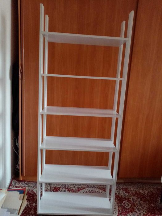 Стеллаж на колесиках для книг