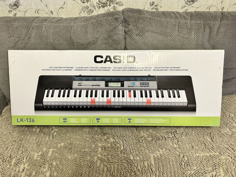 Синтезатор CASIO LK-136